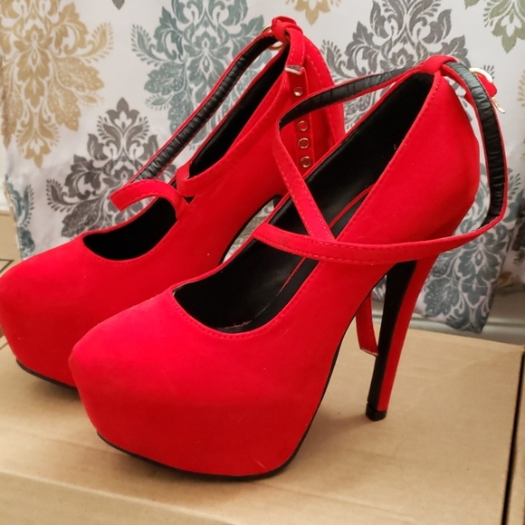 Red heels - Picture 2 of 4